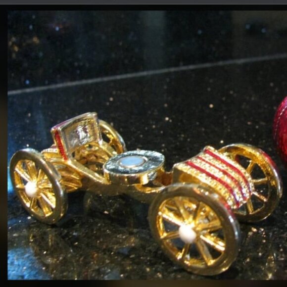 NWT ALEXANDRA'S ACCENTS Strawberry Royal Carriage Trinket Box Austrian Crystals - Picture 4 of 8